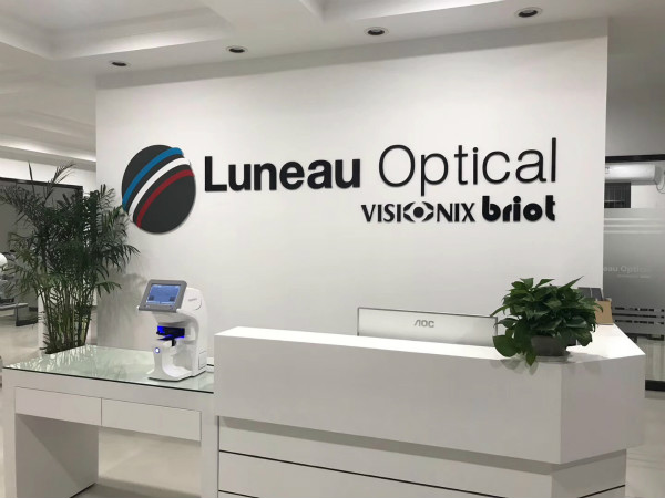 熱烈祝賀上海邁維動(dòng)漫與寧波路尼奧光學(xué)設(shè)備有限公司成功簽約，共同開(kāi)啟電腦驗(yàn)光儀設(shè)備展示三維動(dòng)畫(huà)的制作之旅！(圖1)